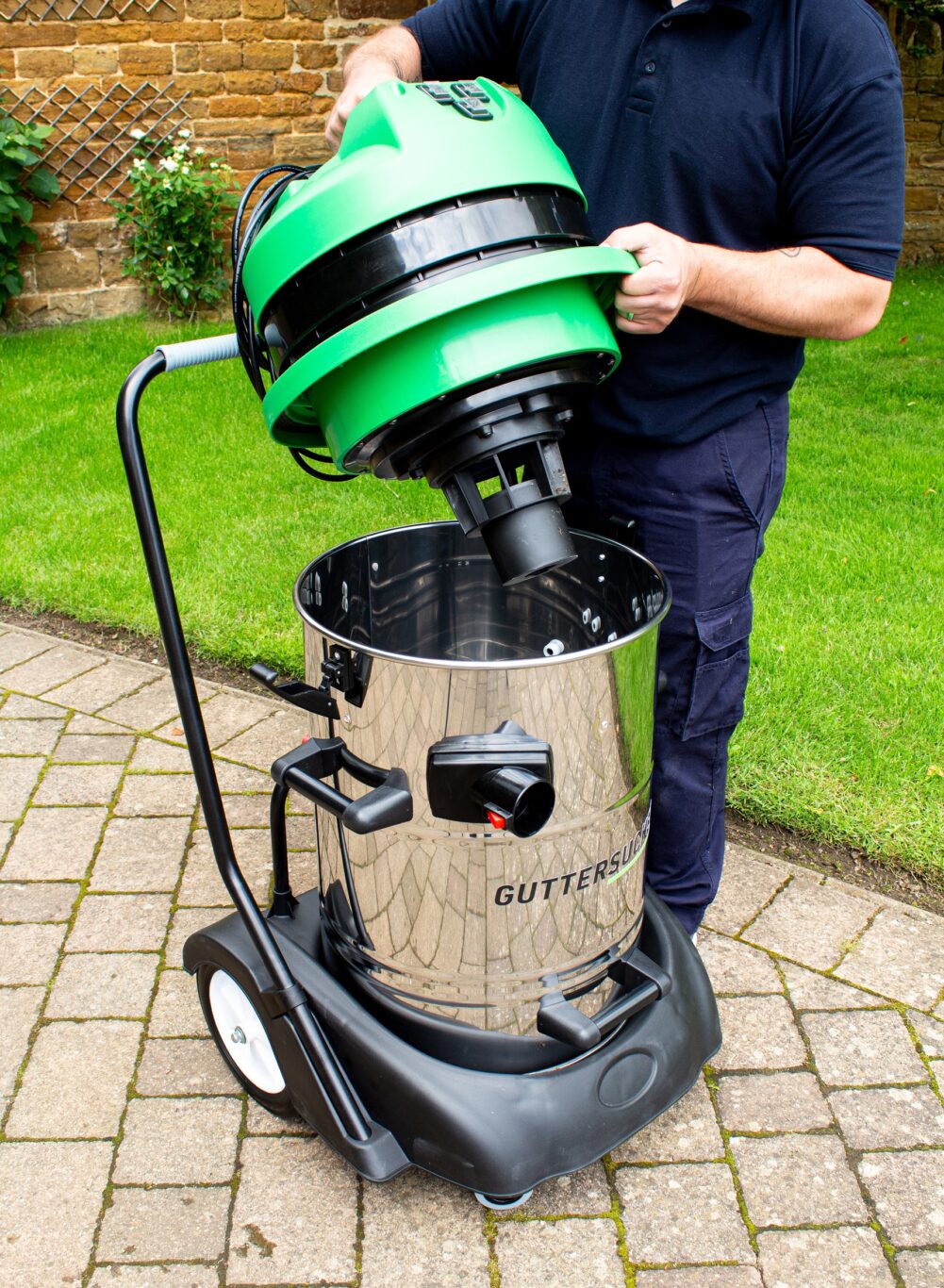 lifting-the-guttersucker-pro-head